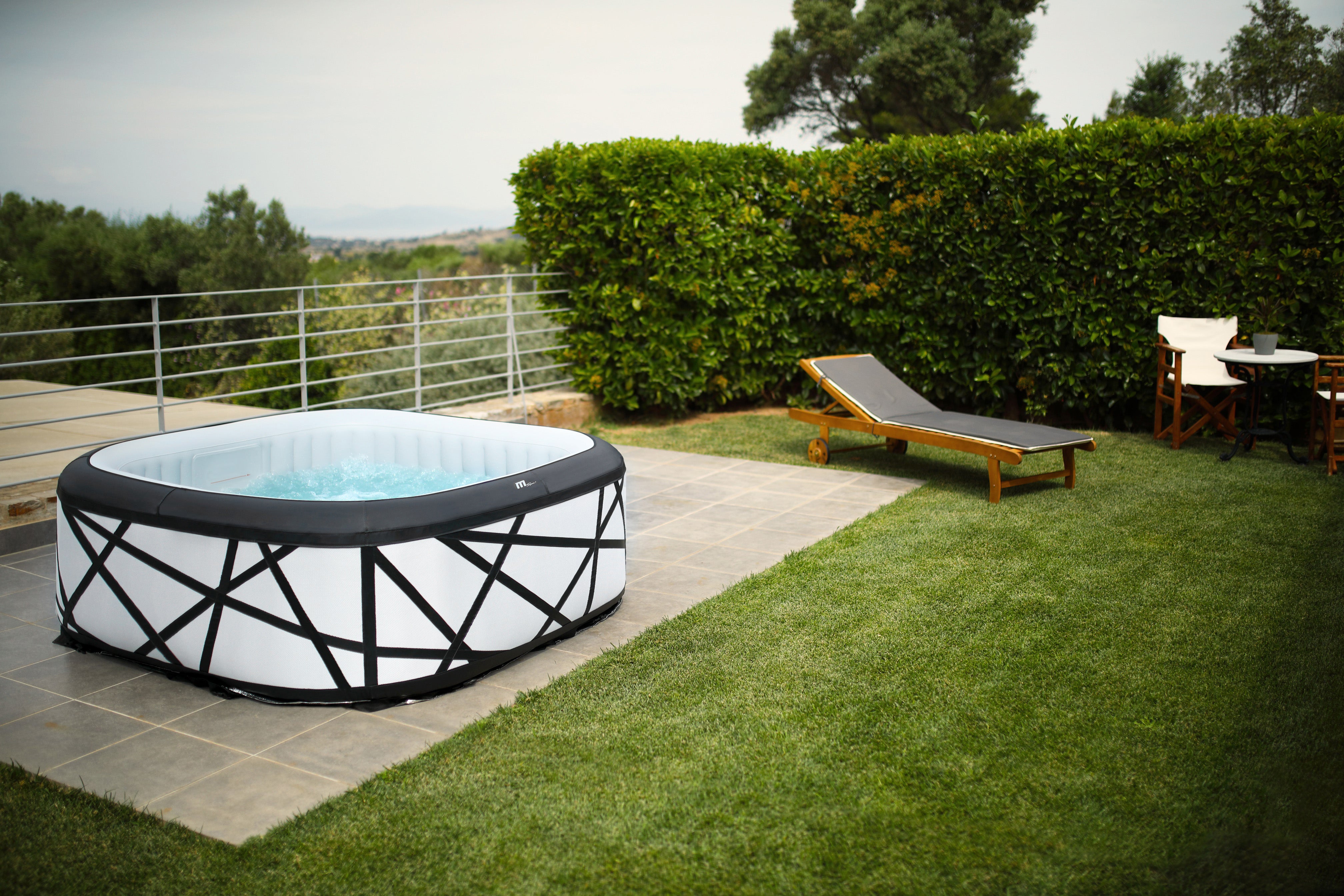 Sanotechnik Aufblasbarer MSpa Whirlpool SOHO - Gartenansicht mit Gartenliege und Gartenmöbel